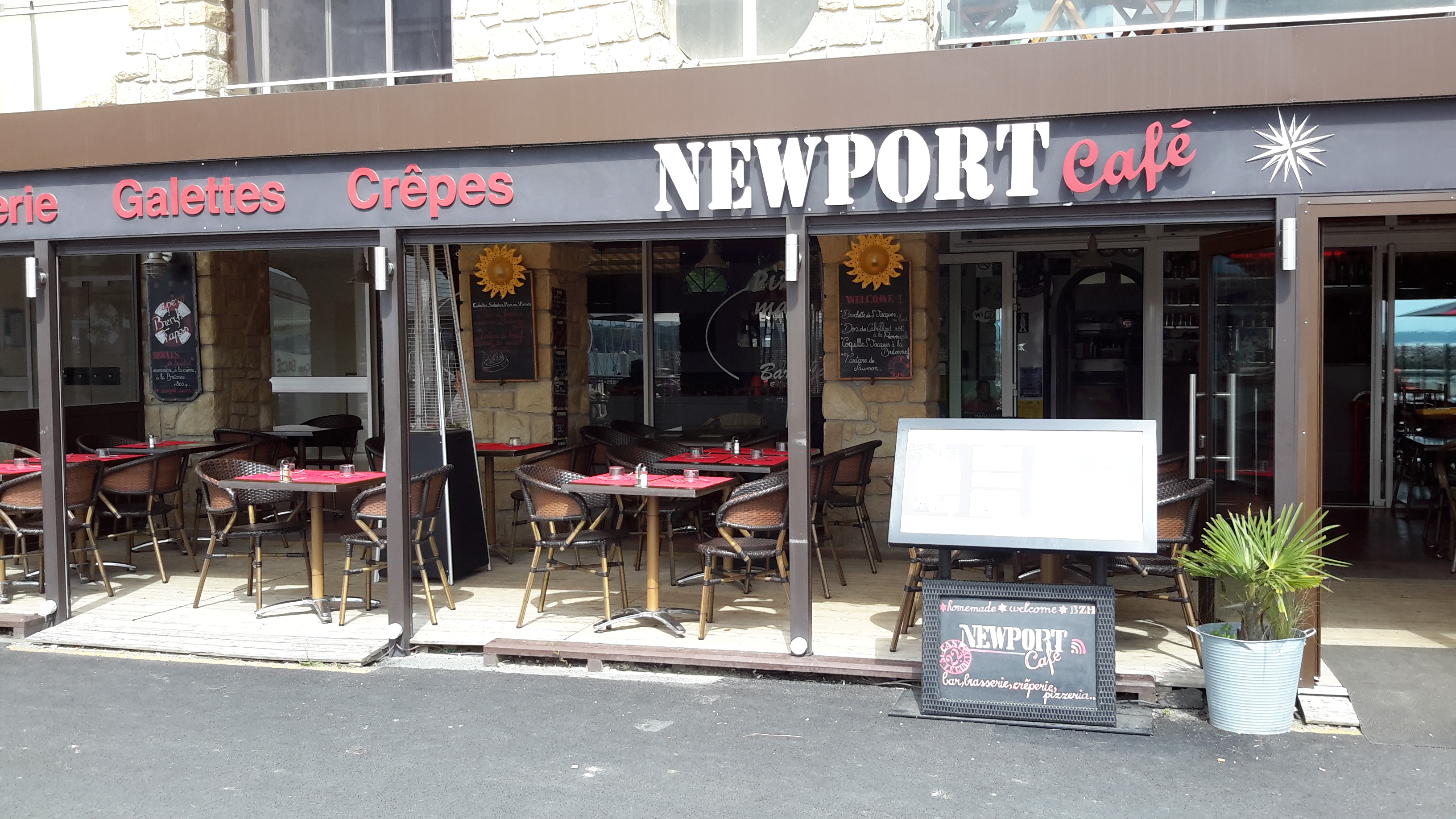 Le Newport Café