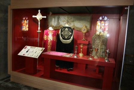 Vitrine de vêtements liturgiques